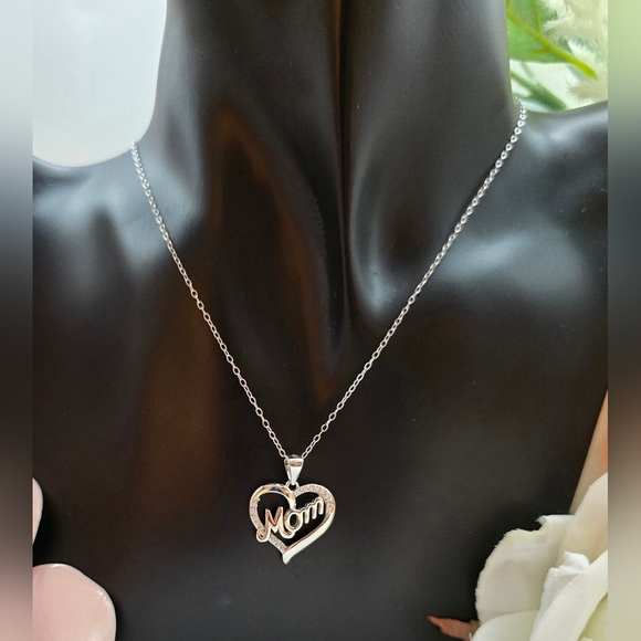 ♥️ MOM HEART STERLING SILVER NECKLACE - Picture 3 of 5